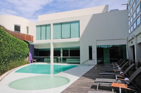 Swimming pool, Swimming pool