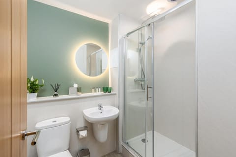 Shower, Toilet, Bathroom, towels