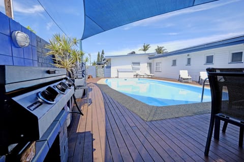 Property building, Day, BBQ facilities, Swimming pool