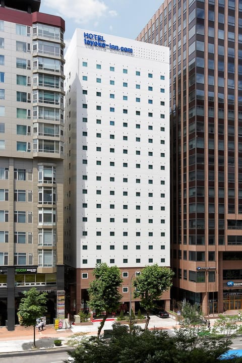 Property building, Nearby landmark, Neighbourhood, City view, Street view