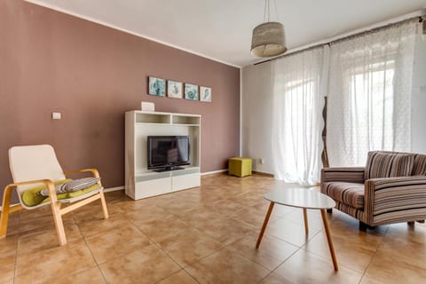 TV and multimedia, Living room, Decorative detail, Seating area