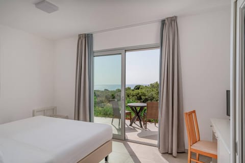 Property building, Bed, Balcony/Terrace, Bedroom