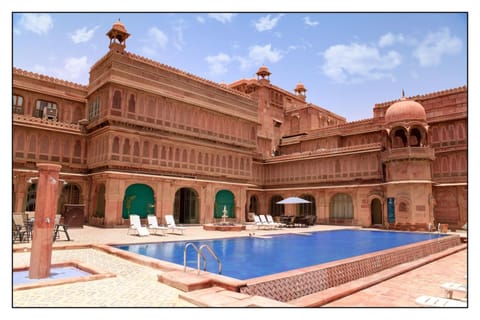 Property building, Day, Pool view, Swimming pool, sunbed