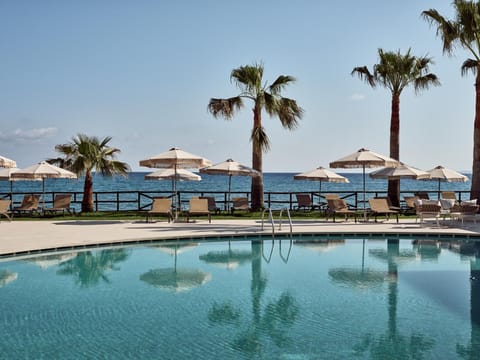 Swimming pool, sunbed