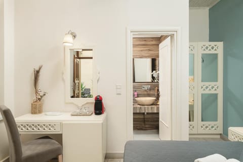 Bathroom, Coffee/tea facilities, Living room, Photo of the whole room, Bedroom