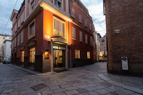 Property building, Facade/entrance, Property logo or sign, Neighbourhood