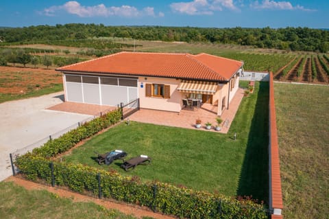 Property building, Patio, Neighbourhood, Bird's eye view, Garden