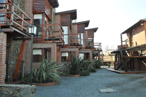 Property building, Day, Neighbourhood, Balcony/Terrace