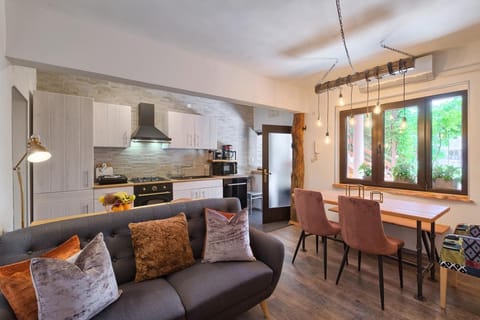 Kitchen or kitchenette, Living room, Seating area, Dining area
