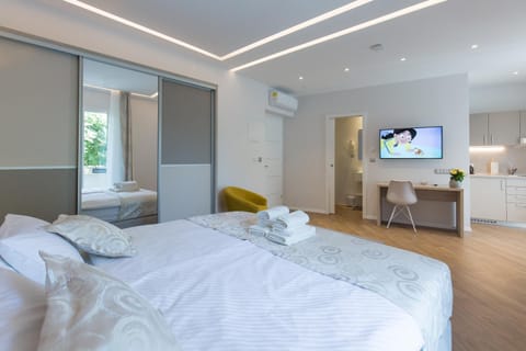 Photo of the whole room, Bedroom