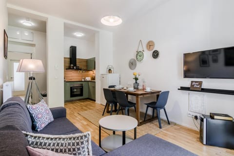 TV and multimedia, Kitchen or kitchenette, Living room, Seating area, Dining area