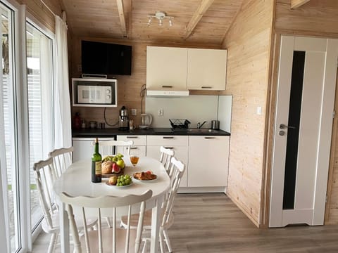 Coffee/tea facilities, Kitchen or kitchenette, Dining area