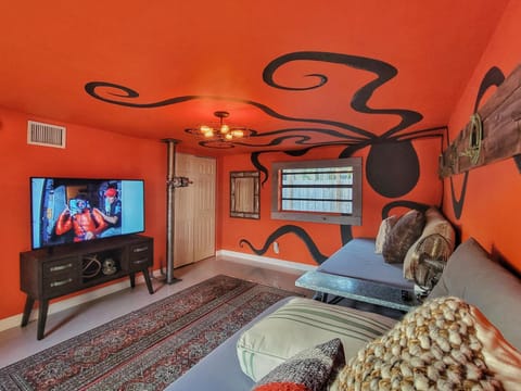 Bed, TV and multimedia, Photo of the whole room, Seating area, Bedroom