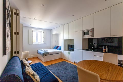 Bed, TV and multimedia, Kitchen or kitchenette, Living room, Photo of the whole room, Seating area, Dining area, Bedroom, stove