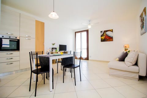 TV and multimedia, Kitchen or kitchenette, Living room, Seating area, Dining area, stove