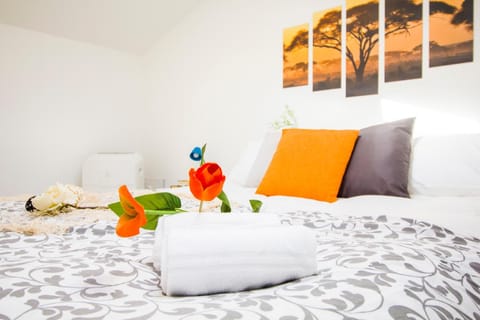 Bed, Photo of the whole room, Bedroom