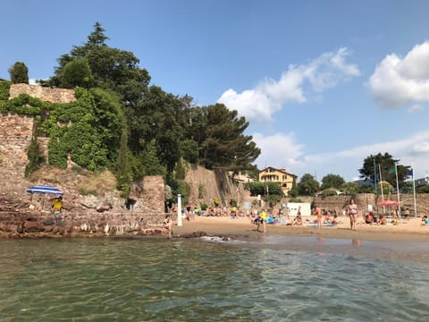 Nearby landmark, Facade/entrance, Neighbourhood, Beach