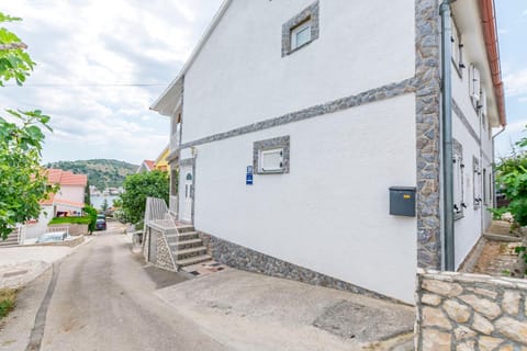 Property building, Facade/entrance, Day, Neighbourhood, Sea view, Street view, Location
