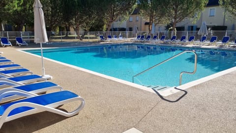 Pool view, Swimming pool, sunbed
