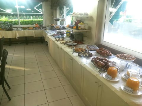 Continental breakfast, Buffet breakfast