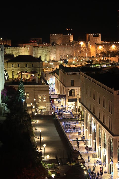 Nearby landmark, Off site, Night, Neighbourhood, Shopping Area, Entertainment