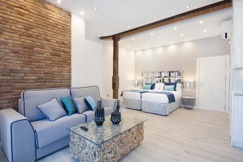 Bedroom, City view
