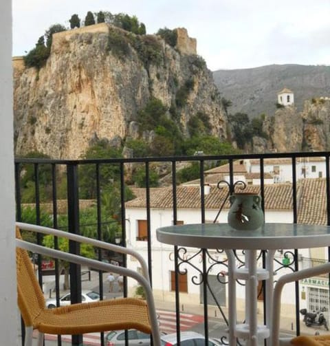 Property building, Restaurant/places to eat, Natural landscape, Balcony/Terrace, Mountain view