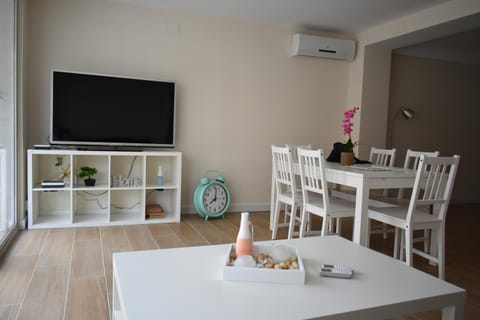 Communal lounge/ TV room, TV and multimedia, Living room, Seating area, Dining area, Evening entertainment, air conditioner