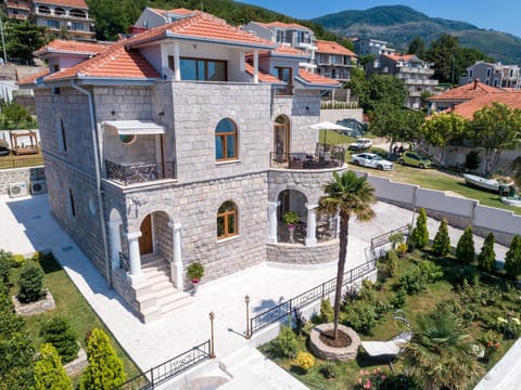 Property building, Day, Neighbourhood, Natural landscape, Bird's eye view, Summer, Garden, City view, Mountain view, Street view, Location