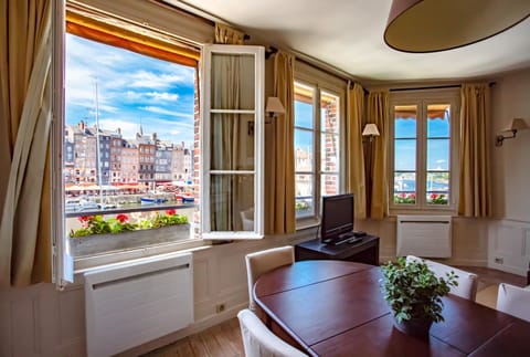 TV and multimedia, Living room, Dining area, City view, Landmark view