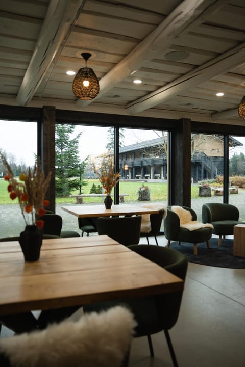 Restaurant/places to eat, Lounge or bar