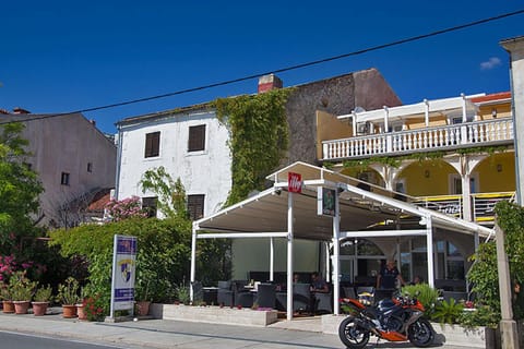Property building, Facade/entrance, Balcony/Terrace, Lounge or bar, Alcoholic drinks, Non alcoholic drinks