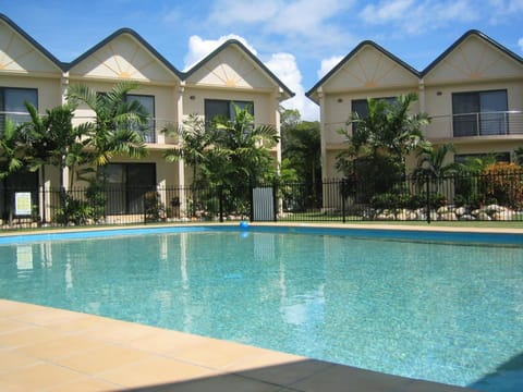 Property building, Day, Pool view, Swimming pool, sunbed