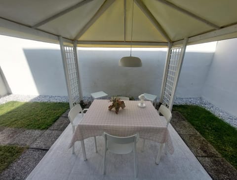 Patio, Spring, Summer, Garden, Food and drinks, Food, Garden view, Breakfast, Lunch, Dinner