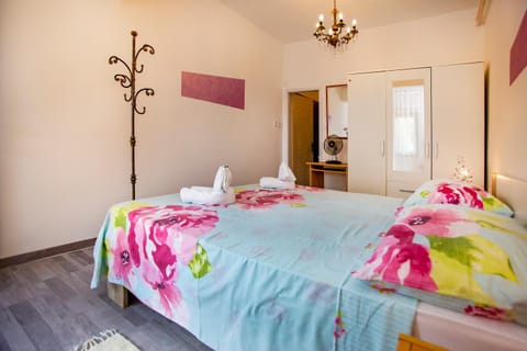 Bed, Bathroom, View (from property/room), Balcony/Terrace, Photo of the whole room, Bedroom, Swimming pool, Breakfast, Parking, towels, wardrobe