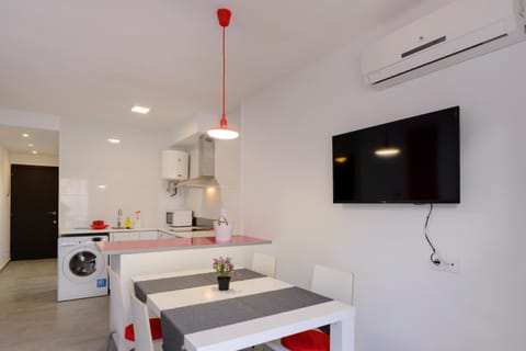Communal lounge/ TV room, TV and multimedia, Kitchen or kitchenette, Dining area