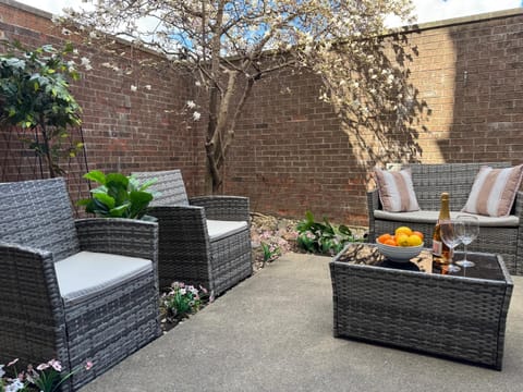 4 Bedroom Home in Best Location Parking Fireplace Back Yard Pets Welcome House in Chicago