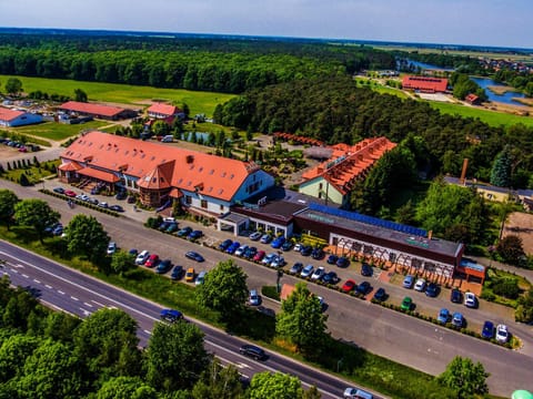 Property building, Restaurant/places to eat, Natural landscape, Bird's eye view, Summer, View (from property/room), Breakfast, Parking
