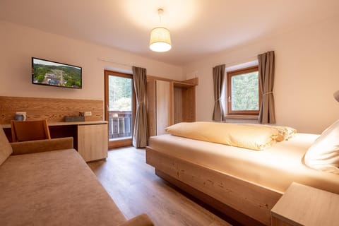 TV and multimedia, Photo of the whole room, Seating area, Bedroom