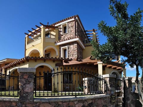 Patio, Facade/entrance, Spring, Day, Summer, Garden, Decorative detail, Autumn