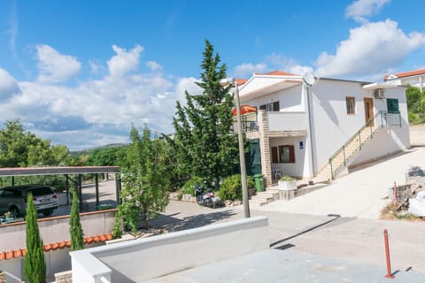 Property building, Facade/entrance, View (from property/room), Balcony/Terrace, Street view, Parking