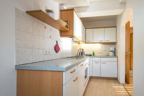 Coffee/tea facilities, Kitchen or kitchenette, dishwasher, stove, kitchen