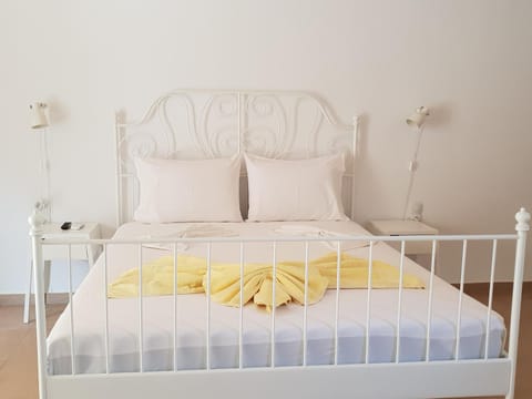 Bed, Bedroom, towels