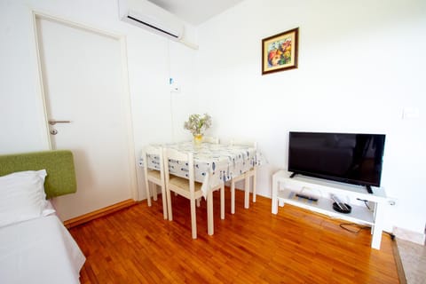 TV and multimedia, Living room, Seating area, air conditioner