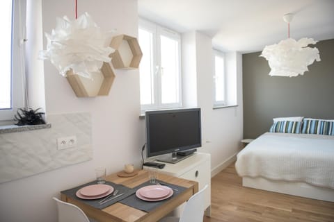 Bed, TV and multimedia, Photo of the whole room, Dining area