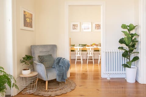 Living room, Seating area, Dining area, internet