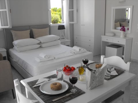 Bed, Dining area