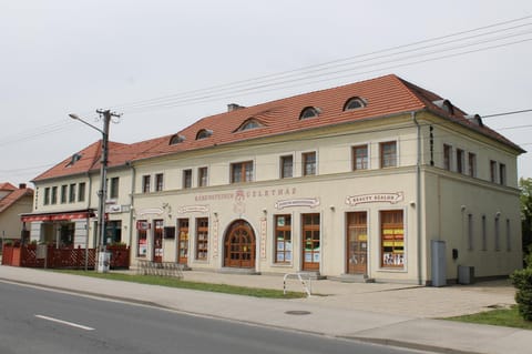 Facade/entrance