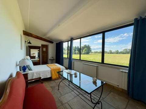 Le Mas Saint Jacques Bed and Breakfast in Le Pontet