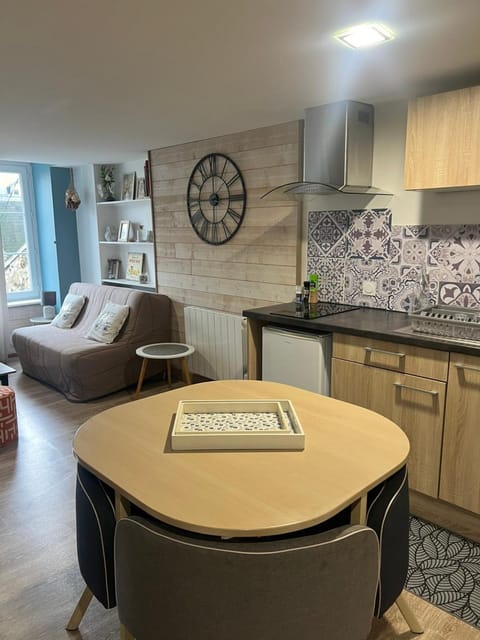 Kitchen or kitchenette, Seating area, Dining area, stove